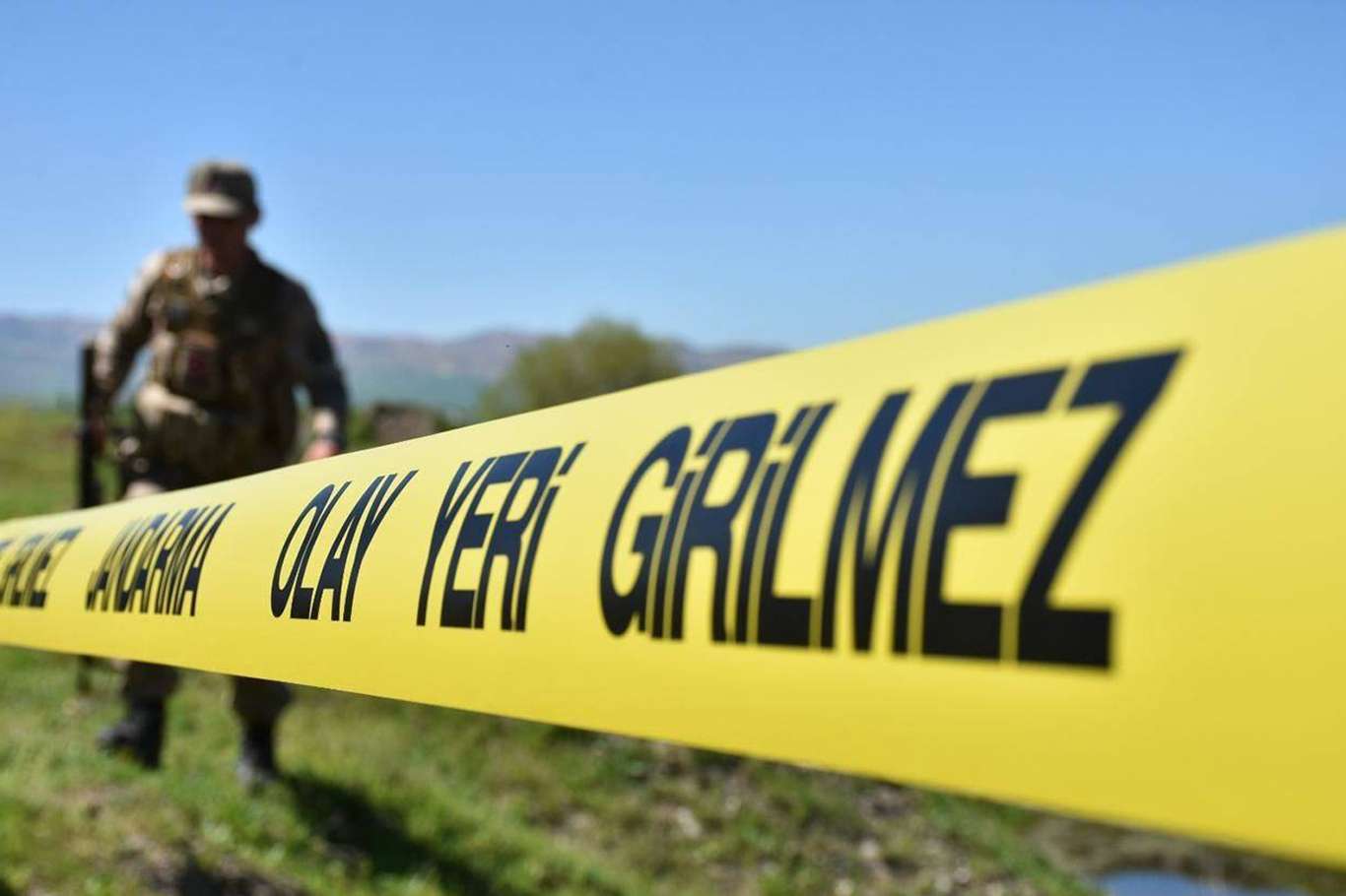 Boğulma tehlikesi olan çocuğu kurtarmaya çalışırken akıntıya kapıldı Boğulma tehlikesi olan çocuğu kurtarmaya çalışırken akıntıya kapıldı